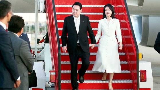 나토(NATO,북대서양조약기구) 정상회의 참석차 3박5일 일정으로 스페인 마드리드를 방문에 나선 윤석열 대통령과 부인 김건희 여사가 27일 오후(현지시간) 스페인 마드리드 국제공항에 도착해 공군 1호기에서 내리고 있다. 대통령실사진기자단