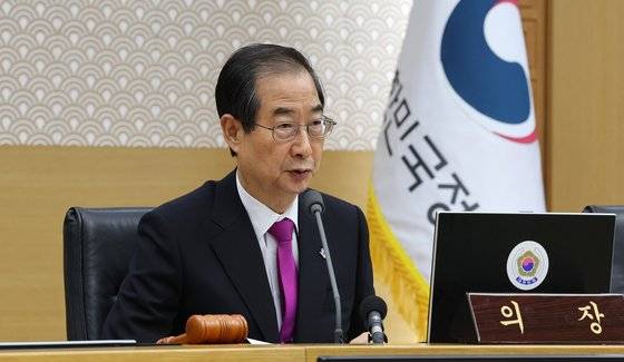한덕수 국무총리가 28일 오전 세종시 정부세종청사에서 정부서울청사와 영상으로 연결해 열린 국무회의를 주재하고 있다. 연합뉴스