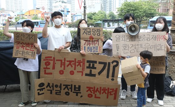 지난달 29일 대학생 연합 환경동아리 푸름 회원들이 서울 용산구 삼각지역에서 '정부의 기후정책 규탄' 기자회견을 하고 있다. 이날 기자회견에서 참석자들은 "일회용컵 보증금제 유예를 반대 한다"고 밝혔다. 뉴스1