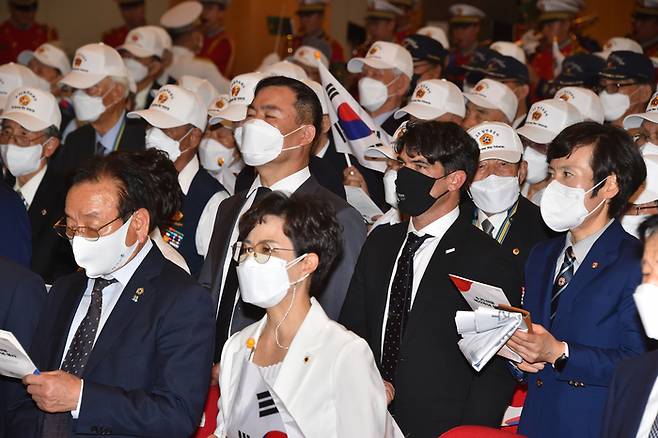 지난 25일 부산시청에서 열린 한국전쟁 기념행사에 참석한 브러통(검정 마스크). 부산시 제공