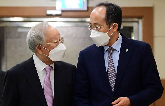 추경호 부총리 겸 기획재정부 장관(오른쪽)이 28일 서울 한국경영자총협회를 찾아 손경식 경총 회장과 간담회장으로 걸어가고 있다. 연합뉴스