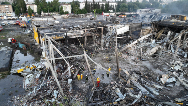 러시아 미사일 공격을 받은 우크라이나 한 쇼핑몰 잔해 모습. 우크라이나 긴급구조대(Ukraine‘s State Emergency Service) 제공