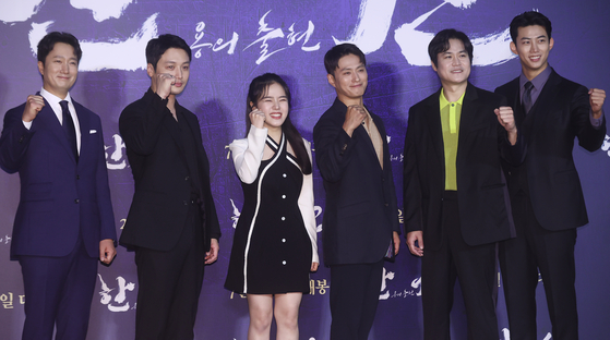 The director and cast of "Hansan: Rise of the Dragon" held a press conference at Lotte Cinema in Gwangjin District, eastern Seoul, on Tuesday. From left are actors Park Hae-il, Byun Yo-han, Kim Hyang-gi, Kim Sung-kyu, Kim Sung-kyun and Ok Taec-yeon. [YONHAP]
