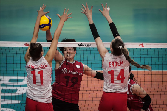Kim Hee-jin plays the ball during a Volleyball Nations League match between Korea and Turkey held on June 20 in Brasilia, Brazil. [FIVB]