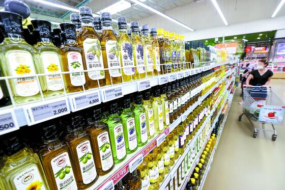 The price of Haepyo canola oil and pressed olive oil will increase by up to 20.8 percent from next month. Ottogi also recently raised the price of commercial cooking oil by 20 percent. Cooking oil, such as canola oil and olive oilm are on display at a large mart in Seoul on Tuesday. [YONHAP]