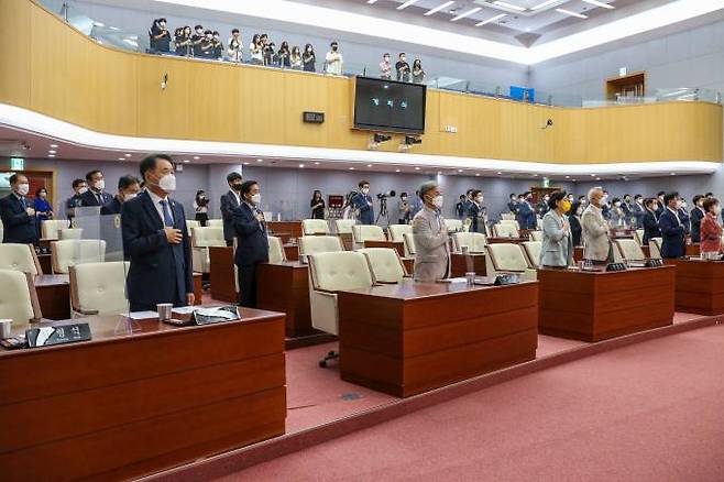 지난 20일 개회한 전라북도의회 제391회 임시회에서 도의원들이 국민의례를 하고 있다.