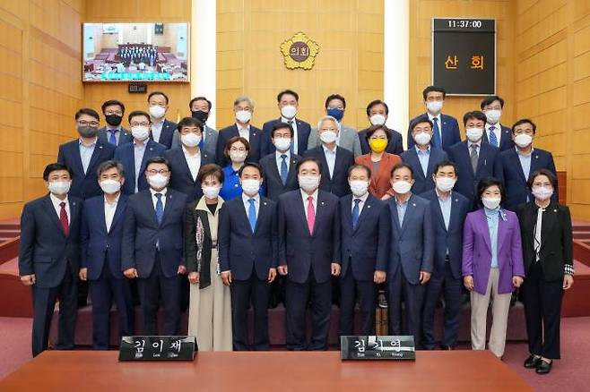 제11대 전북도의회 산회가 이뤄진 지난 24일 의원들이 기념촬영을 하고 있다.