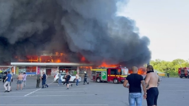 러시아의 미사일 공격으로 화염에 휩싸인 우크라이나 크레멘추크의 쇼핑센터. 볼로디미르 젤렌스키 우크라이나 대통령 텔레그램 캡처