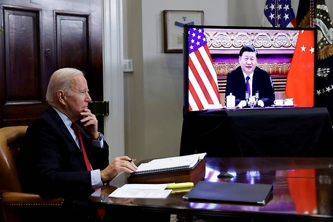 지난 27일(이하 현지시각) 로이터는 "조 바이든 미국 대통령과 시진핑 중국 국가주석이 앞으로 몇주 내에 전화 통화를 할 것"이라고 전했다. 사진은 지난해 11월15일 바이든 대통령(왼쪽)과 시 주석이 비대면 화상 정상회담을 진행하는 모습. /사진=로이터