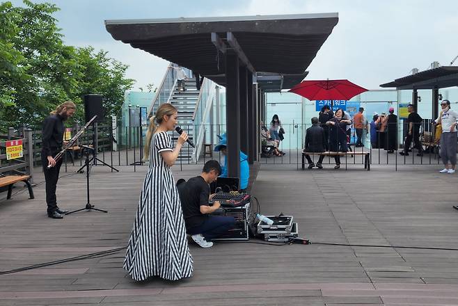 정선 병방치 아페라그룹 공연. 바순 연주엔 의 캐나다출신 이색, 노래엔 소프라노 남수정