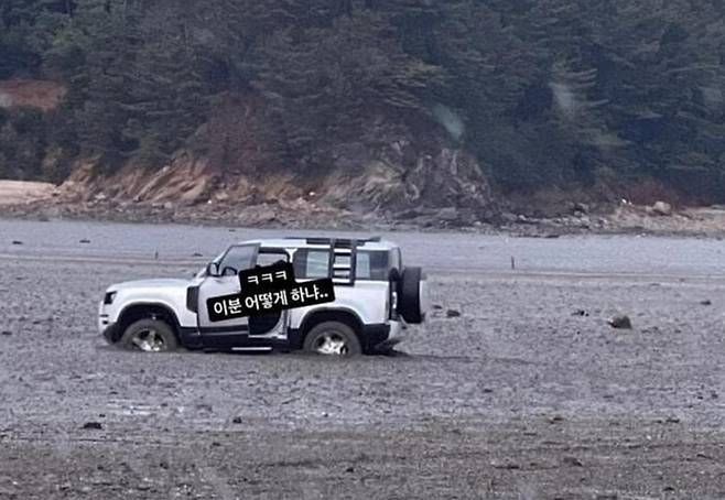 15일 인천 옹진군 선재도에서 측도로 넘어가는 갯벌에 빠진 랜드로버 차량. [온라인커뮤니티]