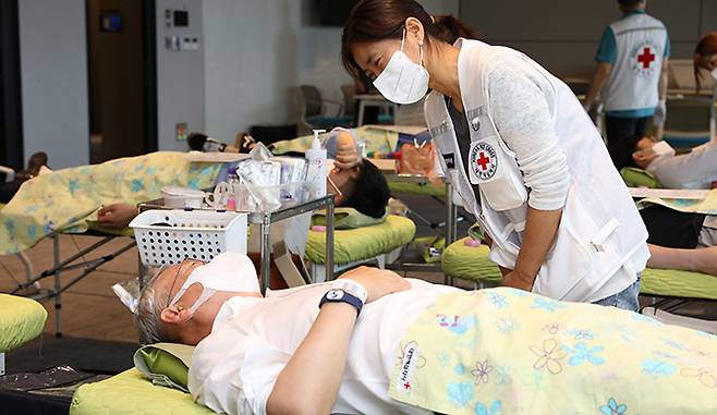 NH투자증권은 28일 서울 영등포구 본사에서 '사랑의 나눔 헌혈' 행사를 열었다. 정영채 NH투자증권 대표가 행사에 참여해 헌혈을 하고 있다.
