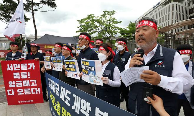 김동명 한국노총위원장이 27일 오후 세종시 정부세종청사 고용노동부 최저임금위원회 앞에서 가진 최저임금 제도 개악 분쇄 및 대폭 인상을 주장하는 천막농성 돌입 기자회견에서 발언하고 있다. 뉴스1