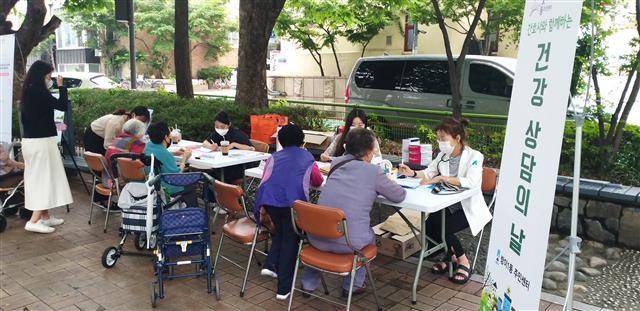 지난 24일 서울 송파구 방이1동이 운영한 이동상담소에서 복지 대상자들이 상담을 하고 있다. 송파구 제공