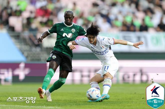 전북 현대 바로우(왼쪽)와 수원 삼성 김태환이 지난 22일 K리그1 17라운드 경기에서 볼을 다투고 있다. 프로축구연맹 제공