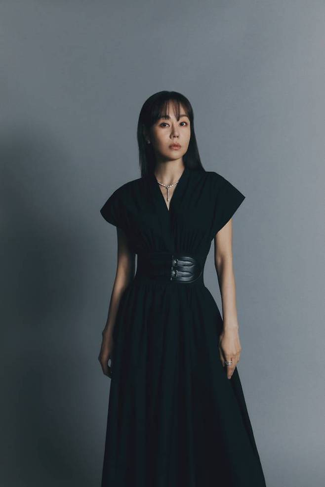 넷플릭스 오리지널 드라마 '종이의 집' 배우 김윤진이 28일 오전 진행된 화상 인터뷰를 위해 포즈를 취하고 있다. '종이의 집'은 통일을 앞둔 한반도를 배경으로 천재적 전략가와 각기 다른 개성 및 능력을 지닌 강도들이 기상천외한 변수에 맞서며 벌이는 사상 초유의 인질 강도극을 그린 넷플릭스 드라마다. /사진제공=넷플릭스 2022.06.28 /사진=이동훈 기자 photoguy@