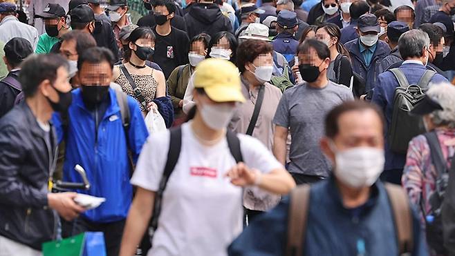 거리두기 해제에도 "10명 중 7명, 실외서 마스크 쓴다" [연합뉴스 자료사진]