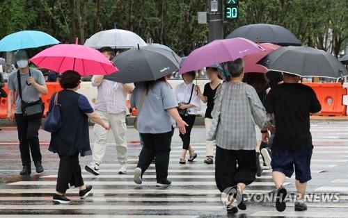 27일 오후 서울 시내의 거리에 비가 내리고 있다. [연합뉴스 자료사진]