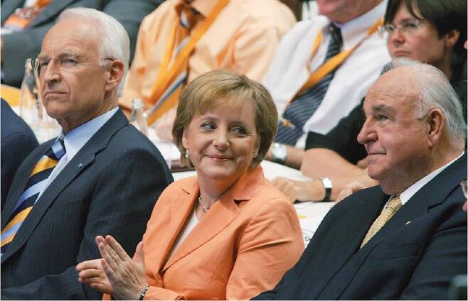 2005년 총리로 선출된 앙겔라 메르켈이 자신을 발탁해준 아버지 같은 존재이자 동서독 통일을 이룩한 역사적 거인이었던 헬무트 콜 전 총리를 바라보고 있다.［한길사 제공. 재판매 및 DB 금지］