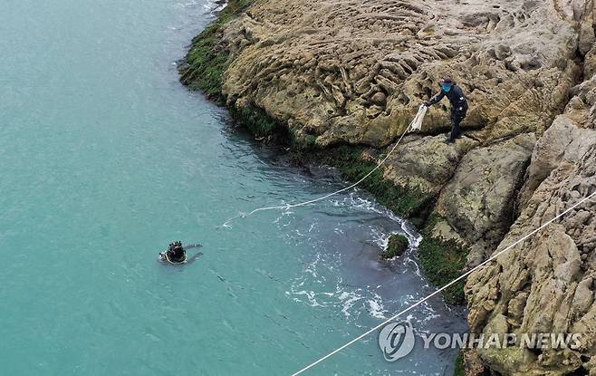 실종 일가족 어디 있나…수색 총력 (완도=연합뉴스) 천정인 기자 = 27일 오후 전남 완도군 신지면 물하태선착장에서 경찰이 실종된 조유나(10) 양과 가족을 찾기 위해 수중 수색을 하고 있다. 조양 가족은 지난달 31일 새벽 차례로 휴대전화가 꺼진 것을 마지막으로 행방이 묘연해 경찰이 엿새째 수색 작업을 하고 있다. 2022.6.27 iny@yna.co.kr