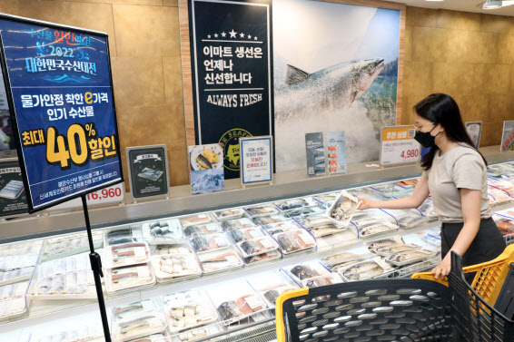 서울 성동구 이마트 성수점에서 고객이 수산매장을 둘러보고 있다.(사진=이마트)