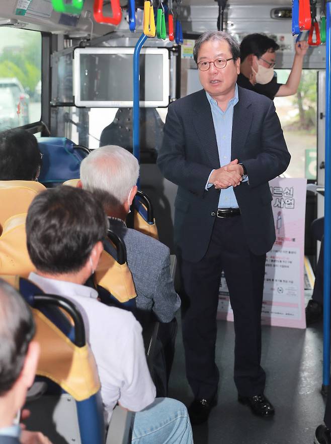 조광한 시장이 직접 버스에 탑승해 ‘어르신 교통비 지원사업’을 설명하고 있다.(사진=남양주시 제공)