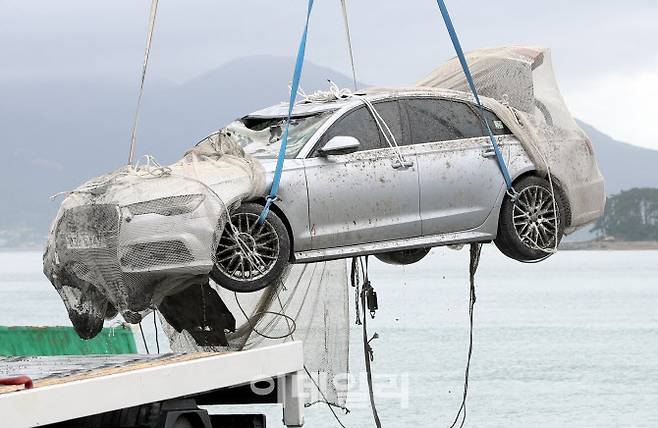 조유나양과 부모가 탑승했던 것으로 추정되는 승용차량이 한달여만에 바다에서 발견돼 인양된 가운데 29일 전남 완도군 신지면 송곡항으로 옮겨지고 있다.(사진=뉴시스)