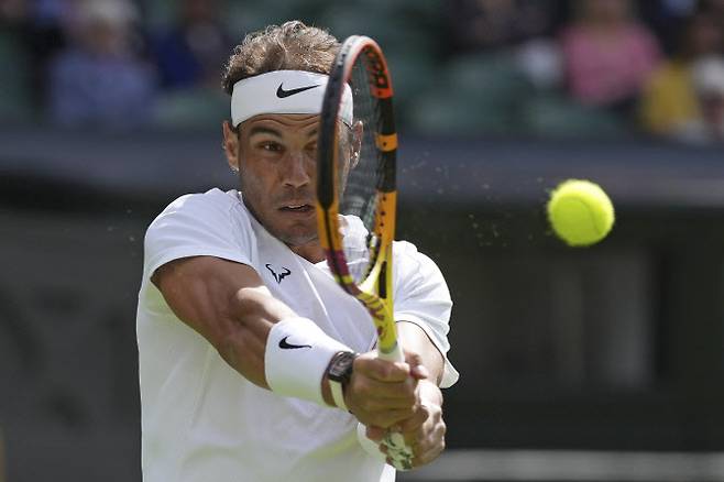 라파엘 나달이 지난 28일 영국 윔블던 테니스 챔피언쉽의 날 첫 라운드 남자 1회전 경기 모습. (사진=뉴시스)