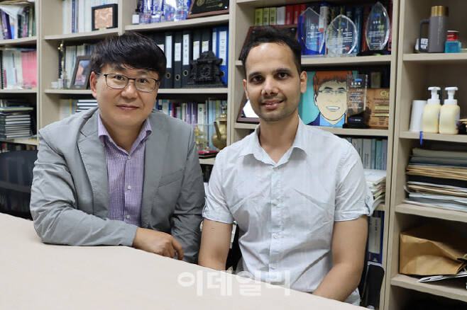 왼쪽부터 박재영 교수와 수딥 박사과정 대학원생.(사진=광운대)