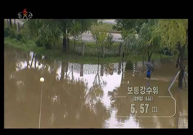 장마철 폭우로 평양시 도로가 물에 잠겼다. (조선중앙TV)© 뉴스1