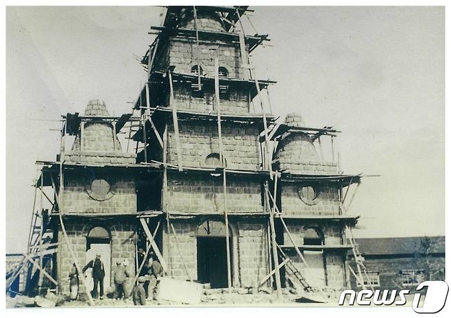 제주특별자치도는 29일 옛 한림성당 종탑을 제주특별자치도 등록문화재로 등록 고시했다고 밝혔다. 이 종탑은 1955년 패트릭 제임슨 맥그린치(임피제) 신부가 건립한 한림성당 중 유일하게 남은 건축물이다. 사진은 옛 한림성당 건축 모습.(제주도 제공)2022.6.29./뉴스1 © News1 홍수영 기자