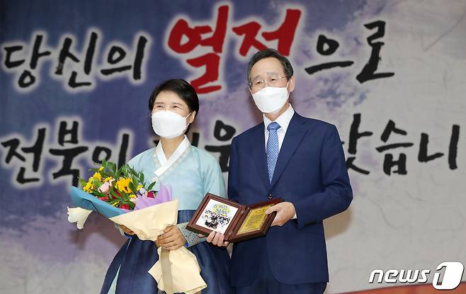 송하진 전북도지사가 29일 전북 전주시 전북도청 공연장에서 열린 '제34~35대 전라북도지사 퇴임식'에서 감사패를 받은 뒤 부인 오경진 여사와 기념 촬영을 하고 있다. 2022.6.29/뉴스1 © News1 유경석 기자