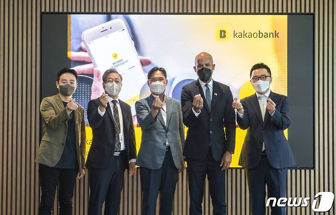 박상진 네이버파이낸셜 대표, 윤호영 카카오뱅크 대표, 변영한 한국핀테크지원센터 이사장, 브라이언 넬슨 미국 재무부 차관, 이보인 기획재정부 대외경제총괄과장(카카오뱅크 제공)/ © 뉴스1