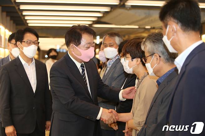 한범덕 충북 청주시장이 29일 문화제조창에서 열린 이임식에서 직원들과 마지막 인사를 나누고 있다.(청주시 제공).2022.6.29/© 뉴스1