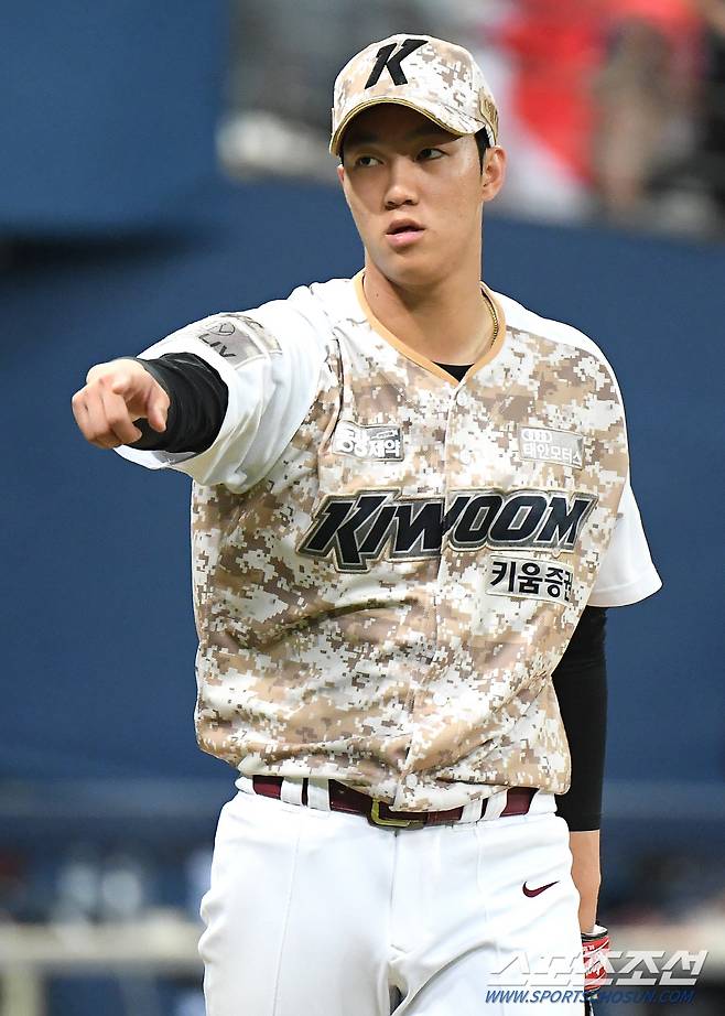 29일 고척스카이돔에서 열린 KIA 타이거즈와 키움 히어로즈 경기. 6회초 무사 이창진이 유격수 땅볼로 아웃되자 안우진이 기뻐하고 있다. 고척=정재근 기자 cjg@sportschosun.com/2022.6.29/
