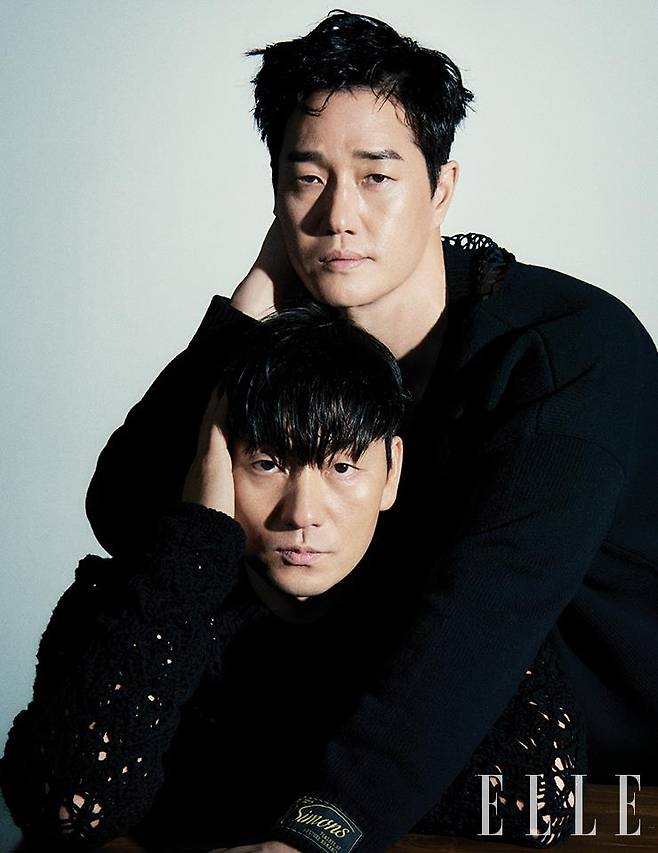 유지태가 입은 니트는 Raf Simons by G. Street 494 Homme. 박해수가 입은 니트와 네크리스는 모두 Dolce & Gabbana.