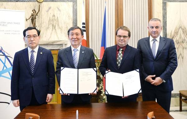 이창양 산업통상자원부 장관이 28일(현지시간) 체코 프라하 산업통상부에서 열린 ‘한체코 산업 파트너 간 수소 모빌리티 생태계 구축 협력 MOU 체결식’에 임석하고 있다. 왼쪽부터 이창양 산업통상자원부 장관, 문재도 수소융합얼라이언스(H2KOREA) 회장, 마틴 페이더 체코 수소협회(HYTEP) 부회장, 요젭 시켈라 체코 산업통상부 장관. (사진=산업통상자원부)