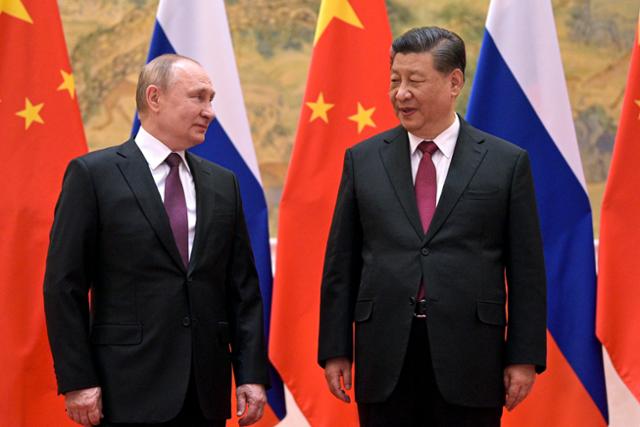 블라디미르 푸틴(왼쪽) 러시아 대통령과 시진핑 중국 국가주석이 2월 4일 중국 베이징에서 정상회담을 갖기 전 대화하고 있다. 베이징=AP 연합뉴스