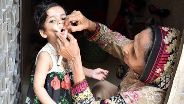 파키스탄 라호르에서 진행된 소아마비 접종 [사진제공 : 연합뉴스]