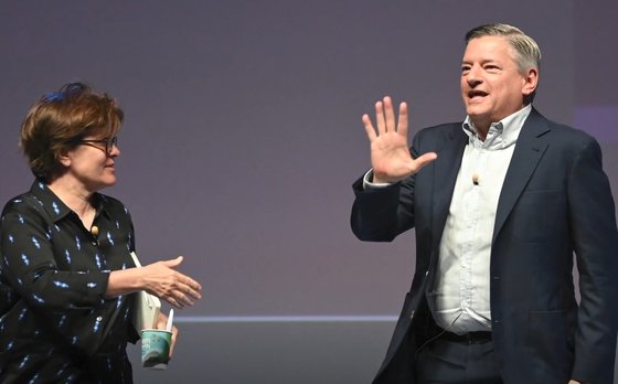 테드 서랜도스(오른쪽) 넷플릭스 공동 최고경영자(CEO)가 23일(현지시간) 열렸던 2022 칸 라이언즈 '스트리밍 서비스의 미래' 대담에서 발언하고 있다. 사진=칸 라이언즈 디지털 영상 캡처