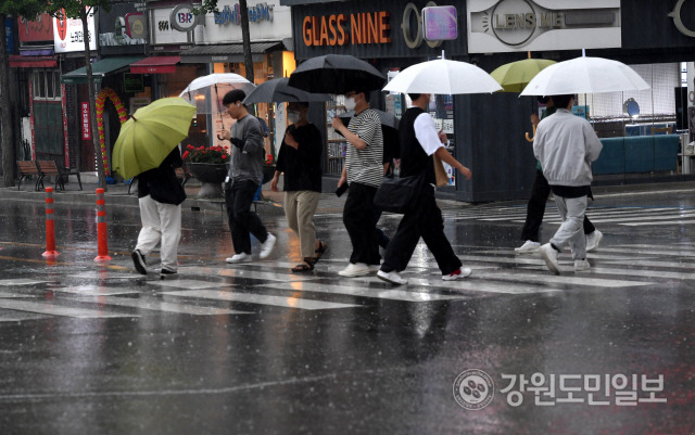 ▲ 가뭄을 해갈하는 비가 내린 23일 춘천 효자동에서 시민들이 발걸음을 재촉하고 있다. 김정호