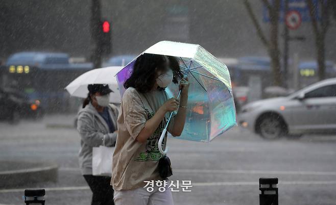 중부지방에 최고 300mm의 많은 비가 내릴 것으로 예보된 지난 28일 우산을 쓴 시민들이 서울 종로구 세종대로 사거리 인근을 걸어가고 있다. / 권도현 기자