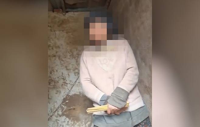 장쑤성 쉬저우(徐州)시 펑현(??)의 한 농촌 마을에서 한 여성이 쇠사슬에 묶인 채 집 안에 갇혀 있는 모습이 공개돼 “쇠사슬에 묶인 여성을 구하라”는 목소리가 전국적으로 쏟아졌다. 더우인 영상 캡처