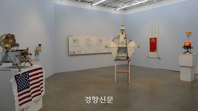 ‘달 박물관’ 섹션에 나온 톰 삭스 작품들. 김종목 기자