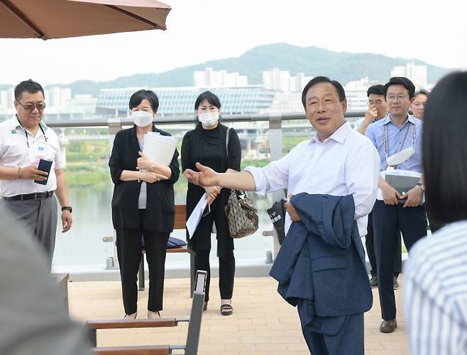 최민호 세종특별시장 당선인이 공식 취임을 앞두고 지역 주민들과 시정에 관해 얘기를 나누고 있다.