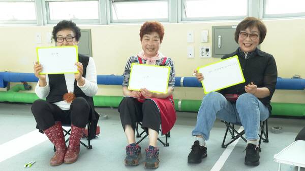 부산 자갈치시장 상인들이 신조어 퀴즈를 풀고있는 모습. 이우정 PD