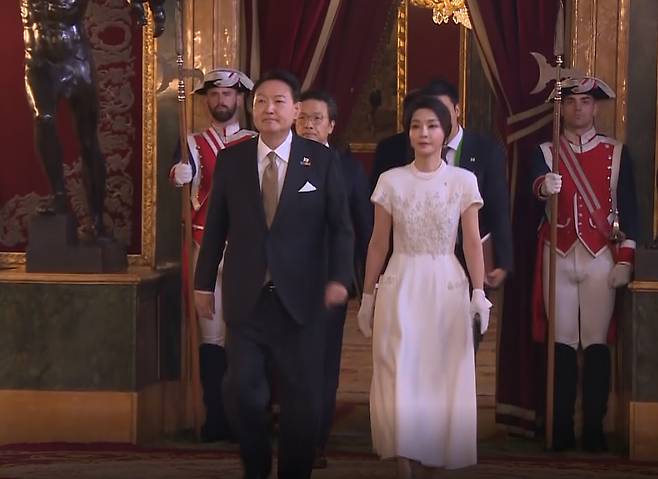 President Yoon Suk-yeol and first lady Kim Keon-hee arrive at the Royal Palace of Madrid to attend a gala dinner hosted by King Felipe VI and Queen Letizia of Spain on Tuesday evening. (Photo provided by the NATO secretariat)