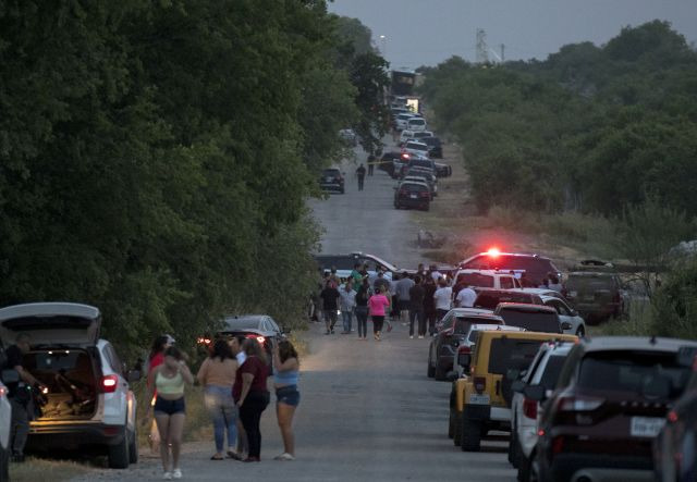 27일(현지시간) 미국 텍사스주 샌안토니오 남서부 외곽에서 경찰들이 시신이 무더기로 발견된 대형 트레일러 근처를 통제하고 있다. 신화연합뉴스
