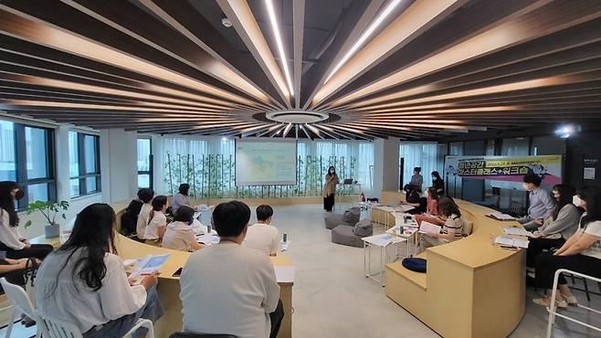 경기도일자리재단이 29일 화성시 청년지원센터 헤이(HEY)에서 '청년공간 마스터 클래스' 교육을 실시했다. /사진=경기도일자리재단