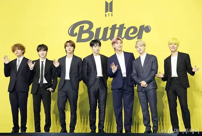 방탄소년단(BTS)이 지난해 5월 싱글 'Butter' 발매 기념 쇼케이스 행사에서 포즈를 취하고 있다. /사진=김창현 기자